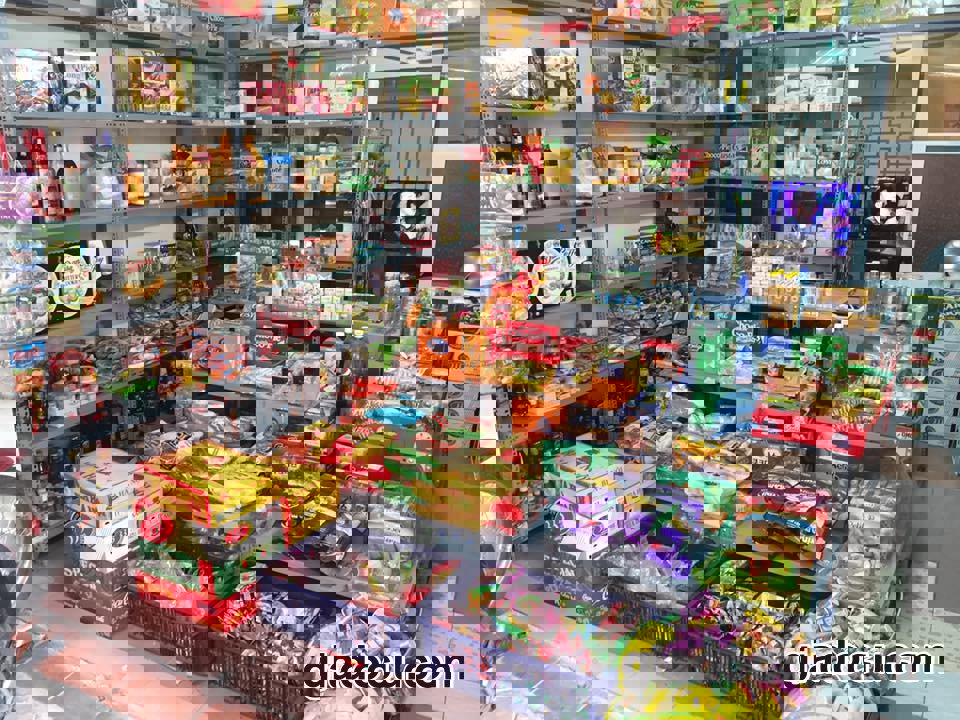 4. Tủ kệ siêu thị và tủ trưng bày shop