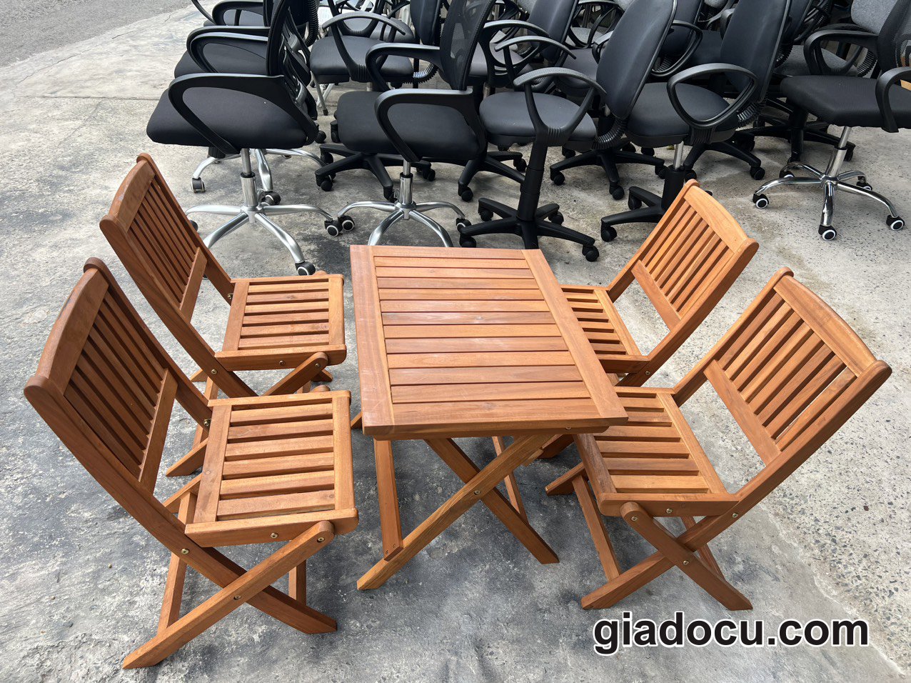 Bàn cafe gỗ và ghế gỗ tự nhiên