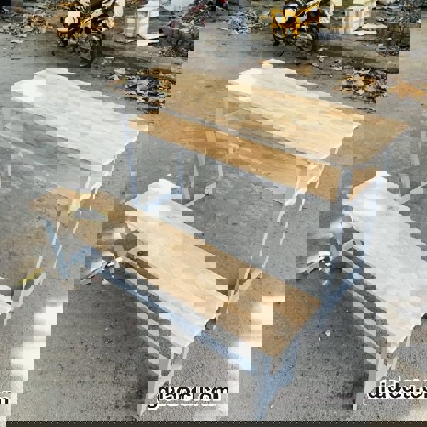 Bàn ghế học sinh cũ tại trường học