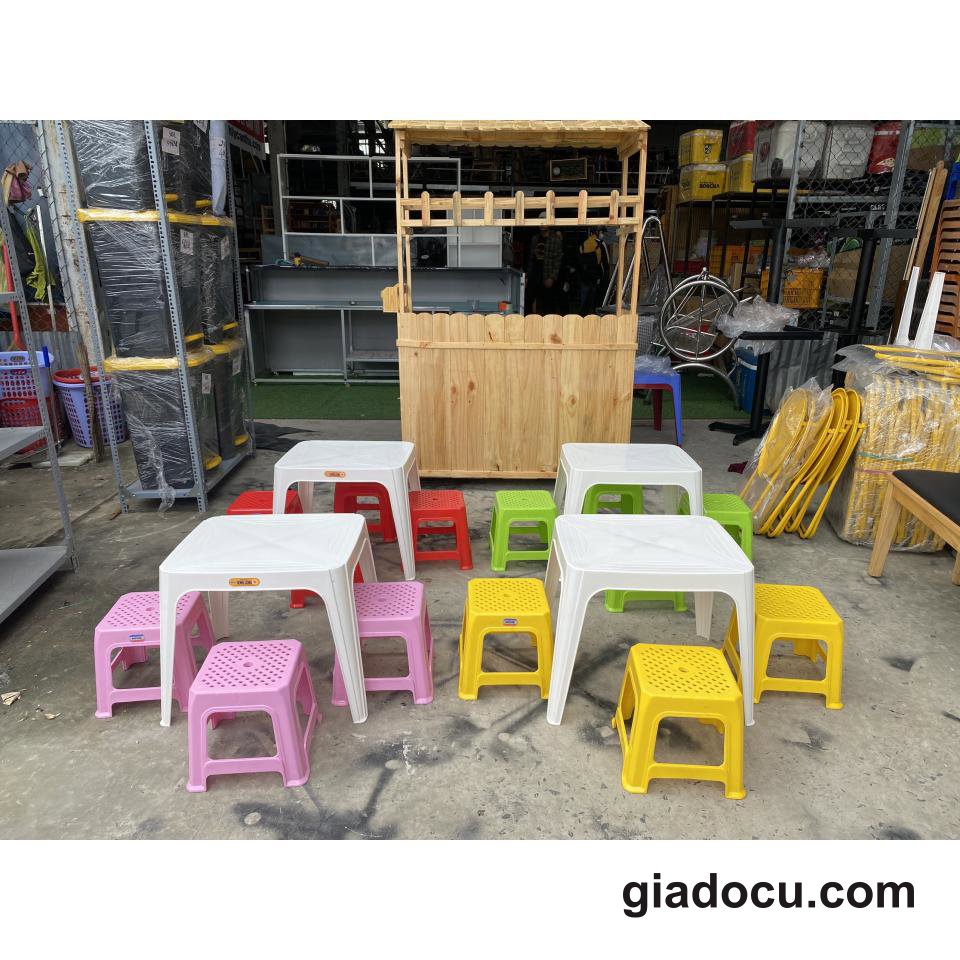 Bàn ghế nhựa quán cà phê